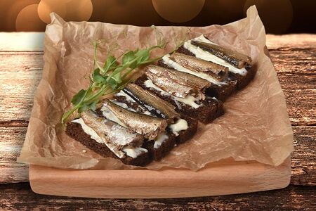 Шпроты с яичным кремом на гренках