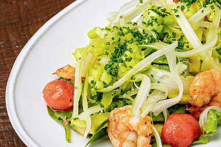 Романо с креветками, апельсином и авокадо