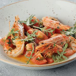 Салат с лангустинами и томатами  в соусе из белого вина