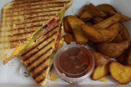 Бекон и сыр с деревенской картошкой