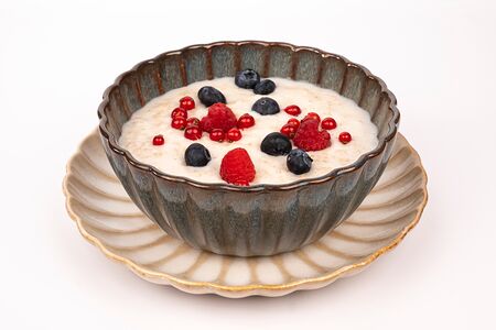 Каша овсяная со свежими ягодами