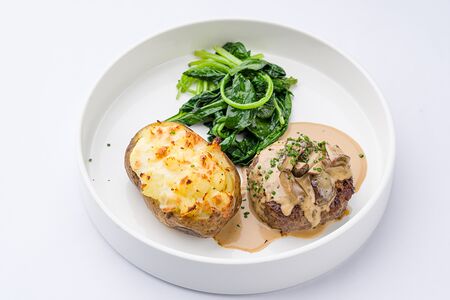 Бифштекс с печеным картофелем