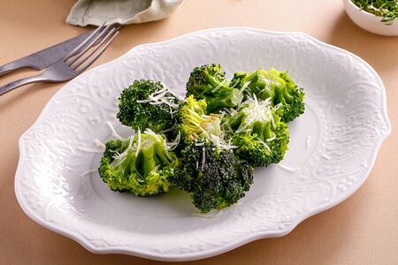 Брокколи с пармезаном