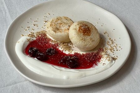 Сырники с ромашковым муссом и с вареньем