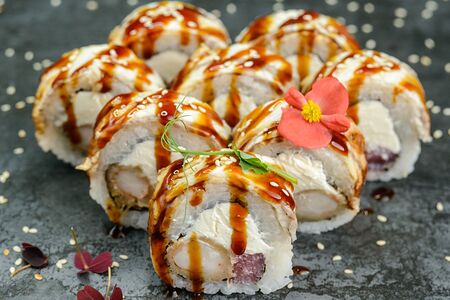 В угре с темпурной креветкой и тунцом