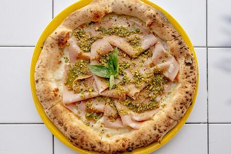 Пицца с мортаделлой и фисташками