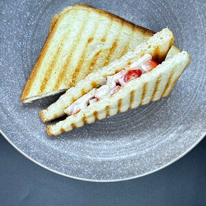 Сэндвич с курицей в соусе блю чиз