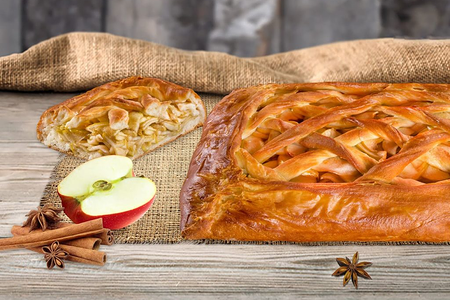 Пирог с яблоками и корицей