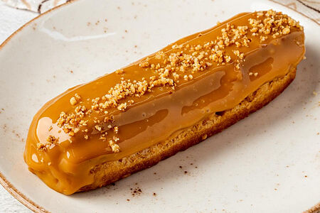 Эклер шоколадный