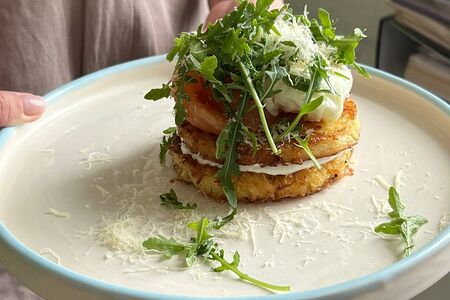 Драники с семгой слабой соли и яйцом пашот