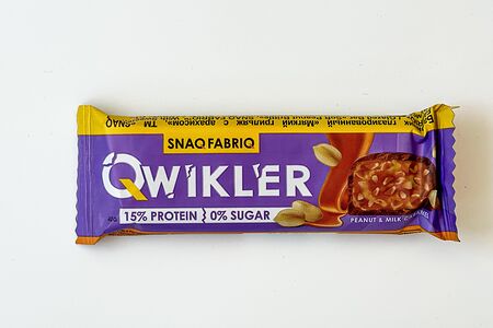 Батончик Qwikler арахис и молочная карамель