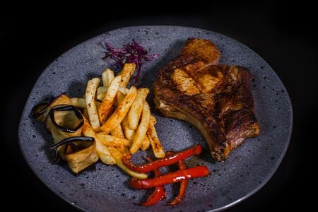 Шашлык cвинoй на кости