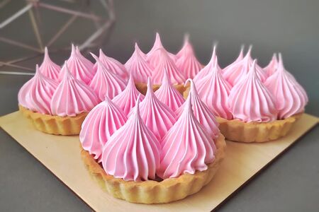 Корзинка с белковым кремом