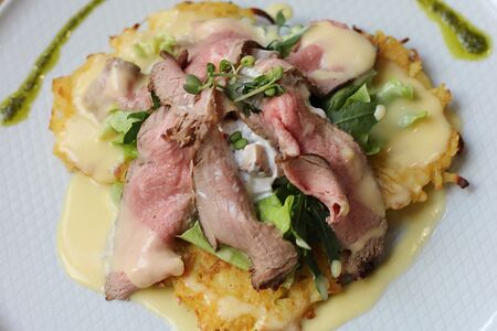 Картофельные драники с груздями и ростбифом