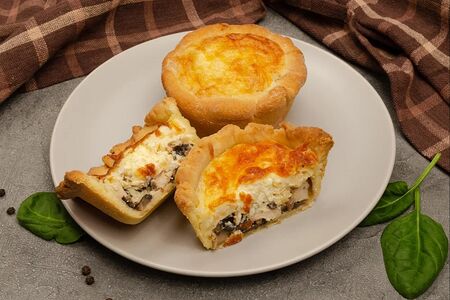 Киш с курицей и грибами