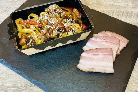 Вок свинина с овощами и кисло-сладким соусом