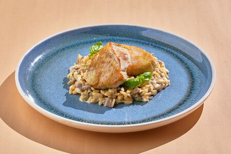 Медальоны из индейки с орзо и грибным жюльеном