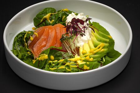 Салат с малосоленым лососем