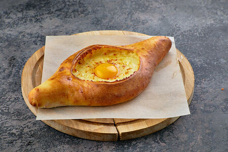 Хачапури по-аджарски с яйцом