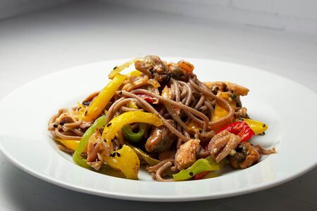 Якисоба с морепродуктами и семгой