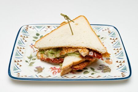 Клаб-сэндвич с курицей барбекю и вялеными томатами