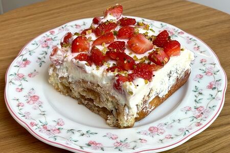 Булочка с корицей и клубникой