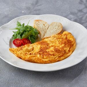 Омлет из трёх яиц с тостом