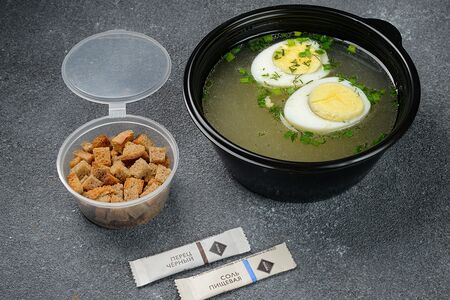 Бульон с яйцом и сухариками