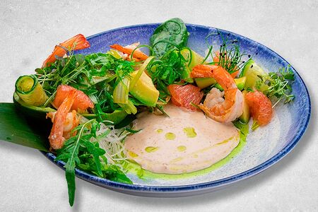 Салат с креветками, грейпфрутом и водорослями чука