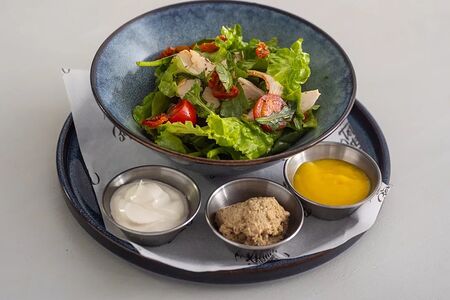 Салат с куриной грудкой и апельсиновым конфи