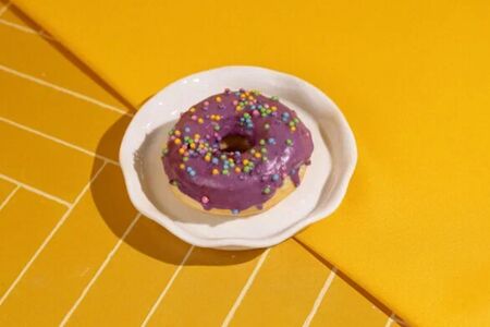 Донат с черничной начинкой