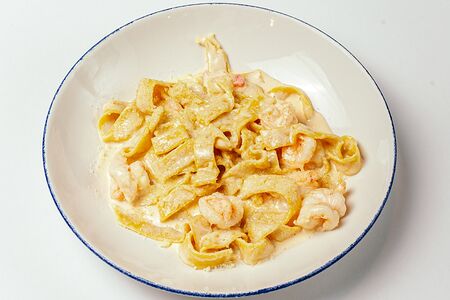 Домашние паппарделле с креветками и томатами