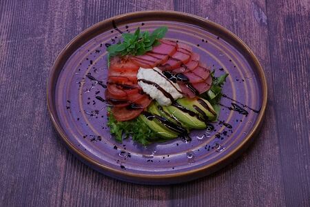 Салат с копченым тунцом