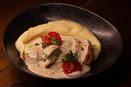 Филе индейки в белом соусе с картофельным пюре