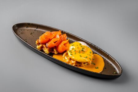 С лососем и яйцом пашот и соусом голландез