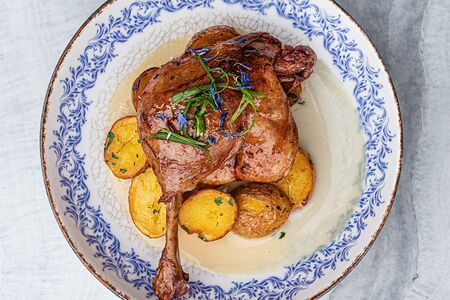 Утиная ножка с беби-картофелем и луковым соусом