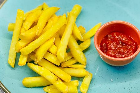 Картофель фри с соусом