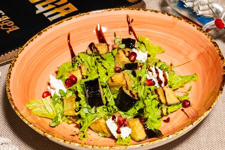 Салат с хрустящими баклажанами и сыром фета