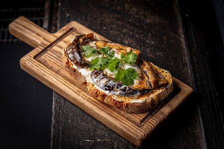 Брускетта с баклажанами и страчателлой