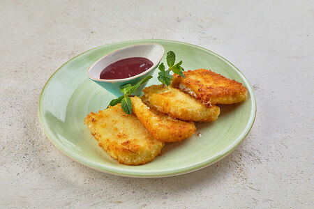 Жареный сулугуни с брусничным соусом