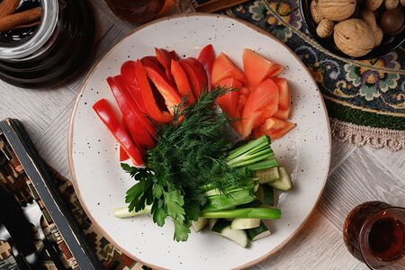 Тарелка свежих овощей