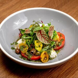 Салат с томатами, моцареллой, авокадо и песто