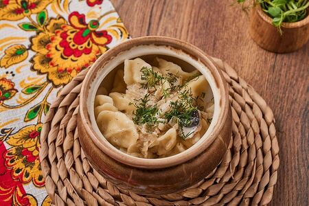 Пельмени с курицей в сливочно-грибном соусе