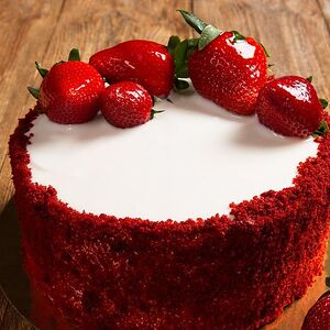 Торт Красный бархат с клубникой