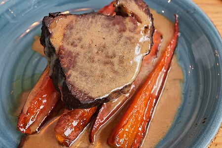 Свиная шея с морковью и перечным соусом