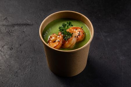 Крем-суп из брокколи и шпината с креветками