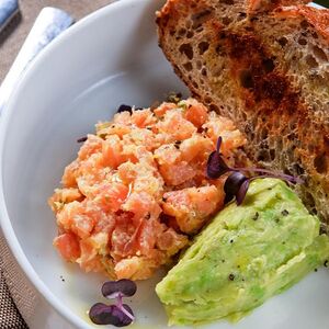 Тартар лосось и гуакамоле