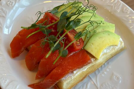 Вафли Венские с сыром, форелью и авокадо