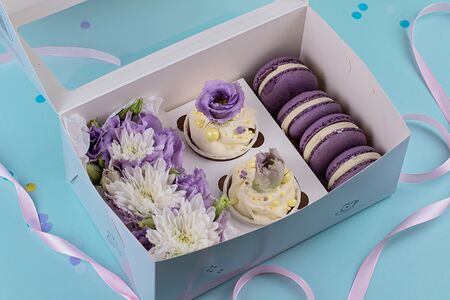 Капкейки с макаронсами и эустомой