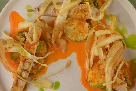 Стейк из птицы с перечным соусом и чипсами из пастернака